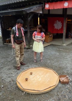 Learning how to spin a Traditional wooden spinning top. I think the ring is meant for a battle (Original photo by Juan Martin Uehara).